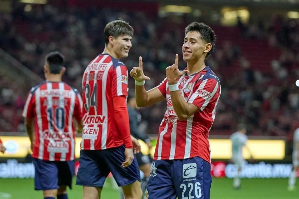 Los canteranos 'Hormiga' González, Santiago Sandoval, y el debutante Samir Inda le dieron la victoria de 3-1 a Chivas sobre el Necaxa.