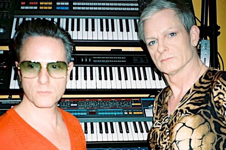 Originalmente, el colectivo GusGus, creado a mediados de los 90, se formó como un ensamble de actuación y producción musical que evolucionó a una alineación de creadores de techno, house y ambient.