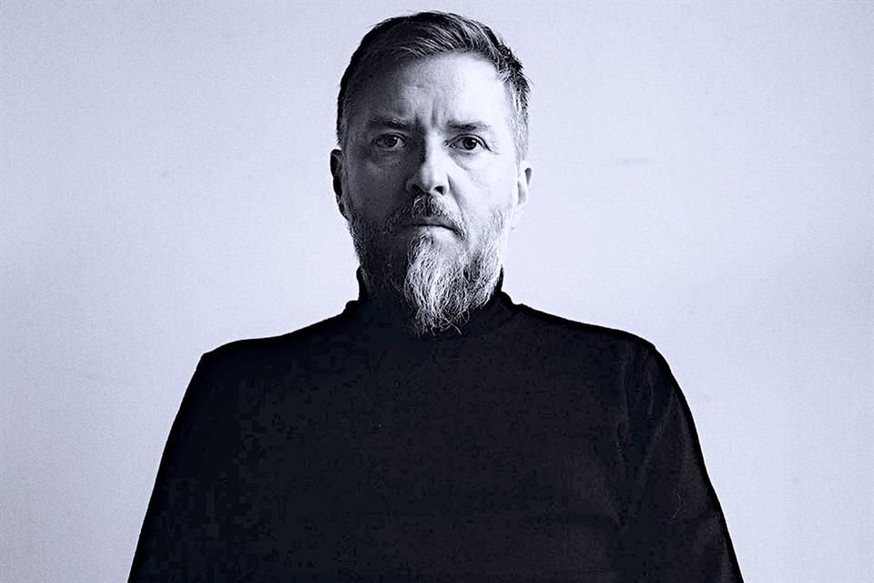 Nacido en Akureyri y egresado de Berklee College of Music, donde cursó por medio de una beca, el músico Atli Örvarsson, de 55 años, se dio a conocer como parte del grupo Saliníceles hans Jóns míns.