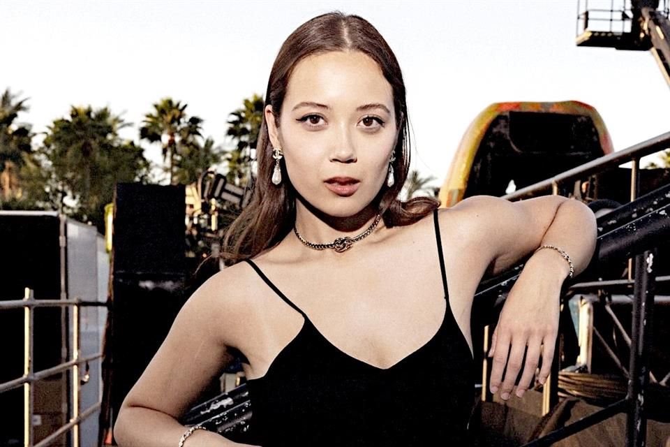 Con tan solo 26 años, Laufey, islandesa de ascendencia china, ha conquistado al público joven ajeno al pop comercial con su estilo de jazz pop y piano pop.