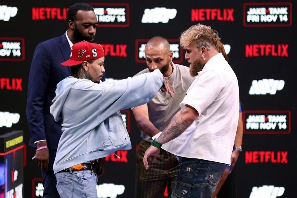 Gervonta Davis (izq.) y Jake Paul tuvieron ayer un tenso careo.