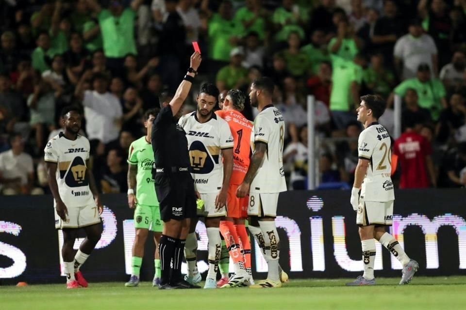 José Caicedo se fue expulsado por doble amarilla al minuto 68.