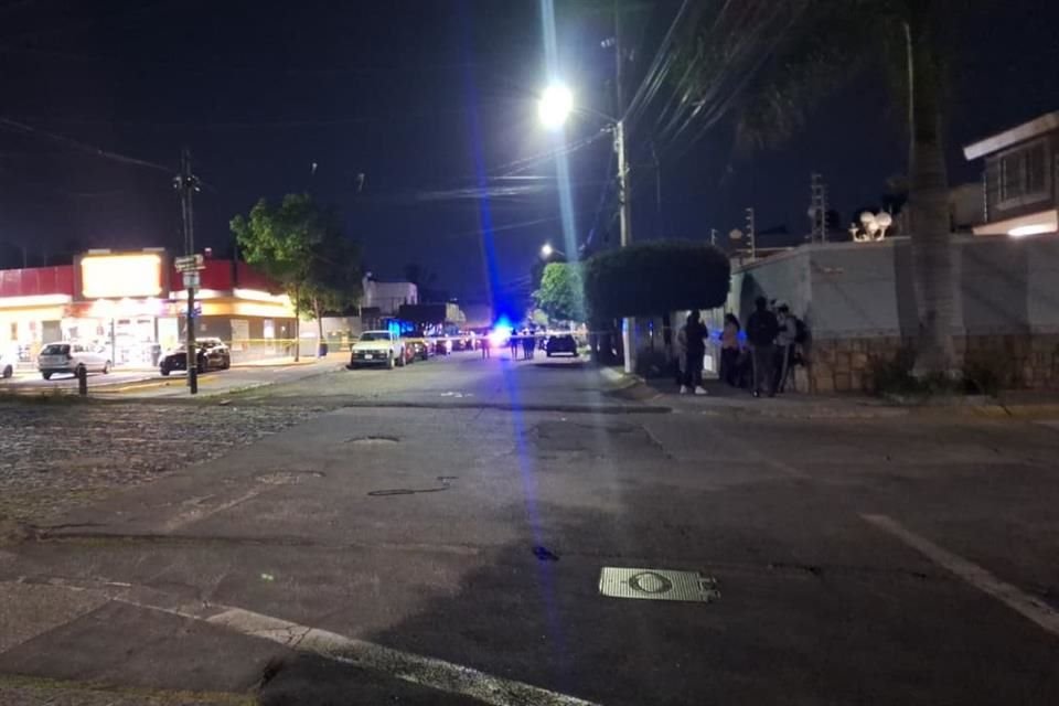 Fuentes policiales informaron que testigos habrían visto que el victimario salió por la ventana de la finca e incluso se habría ocasionado una lesión en su escape.