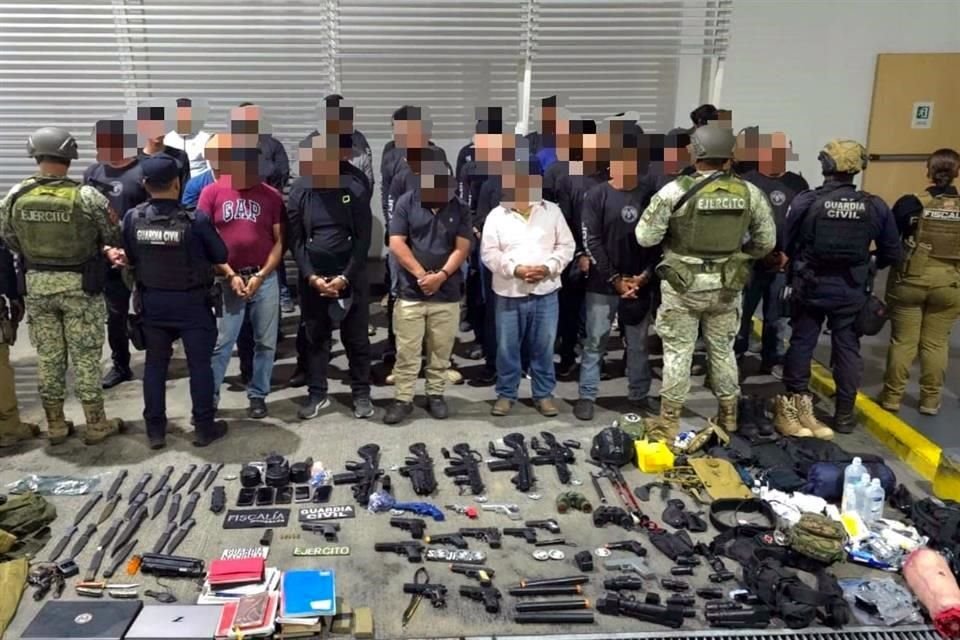 A los detenidos se les aseguraron una pistola, 19 réplicas de armas y armas blancas.