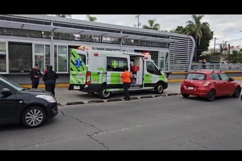 El afectado tenía una fractura expuesta en su pie izquierdo, por lo que los policías pidieron el apoyo de los Servicios Médicos Municipales.