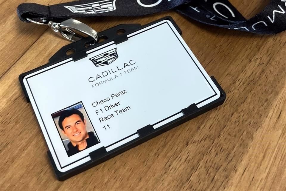 Checo presumió su gafete de Cadillac.