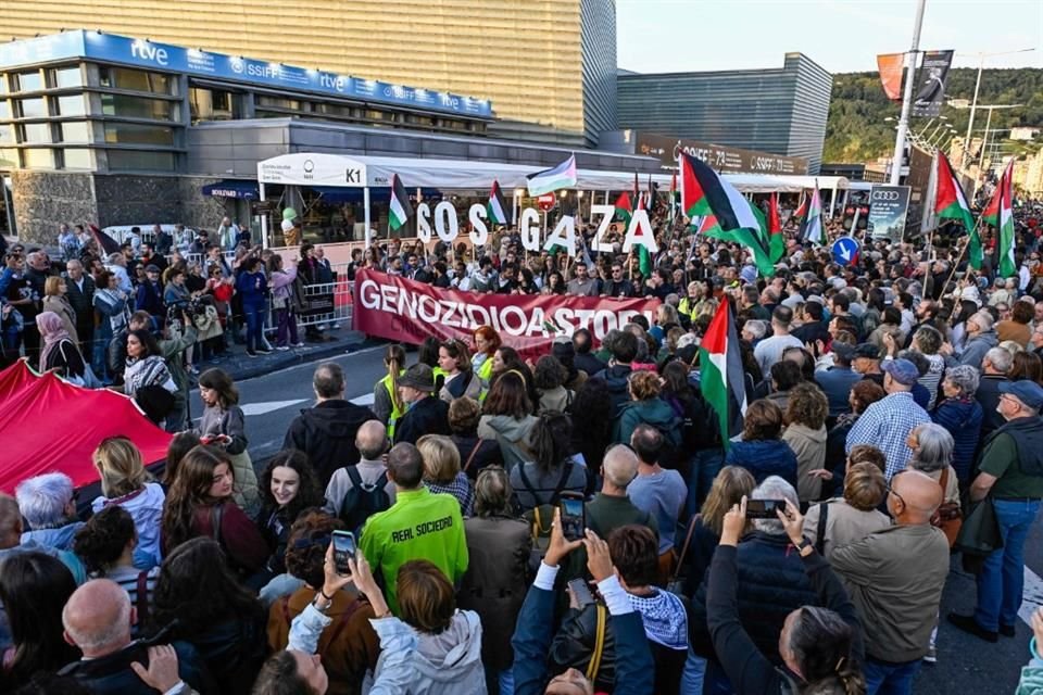 Miles se manifestaron en San Sebastián durante el festival de cine en apoyo a Palestina y contra la operación de Israel en Gaza.