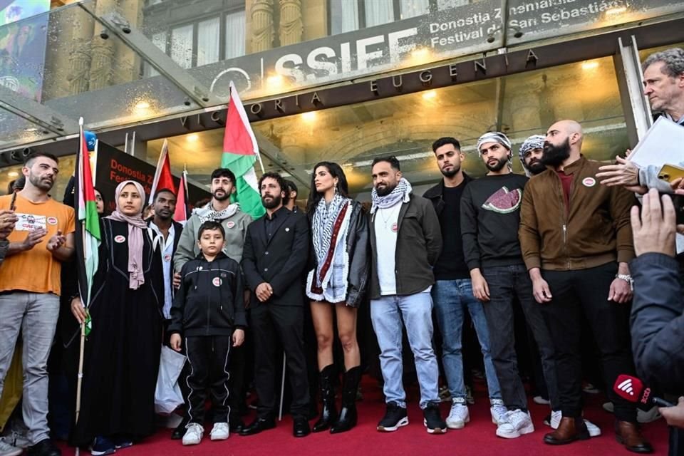 La marcha partió del Teatro Victoria Eugenia, donde acababa de proyectarse The Voice of Hind Rajab, película sobre una niña palestina muerta por el Ejército israelí.