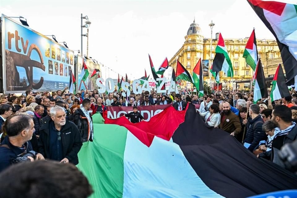Se trata de la tercera manifestación pro-palestina desde que el viernes se inició el festival, y varios actores han lucido pins de protesta con el lema 'Stop genocidio'.