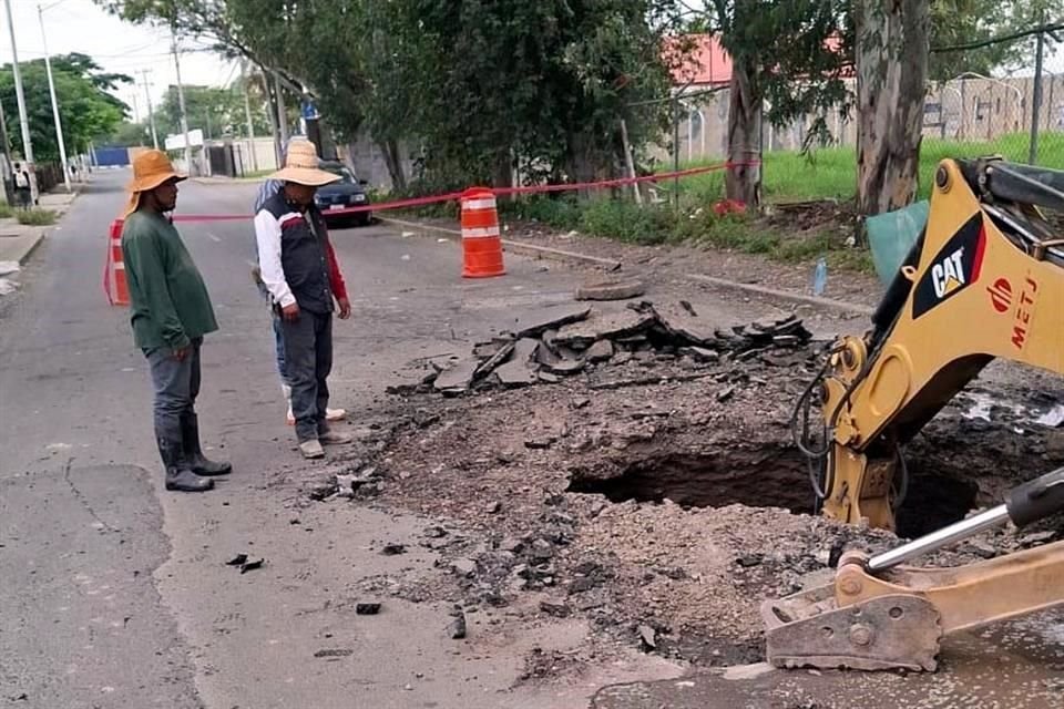 Reparan socavón formado en la Prolongación de 1 de Mayo y Avenida Adolf B. Horn, en la Zona Valle de Tlajomulco.