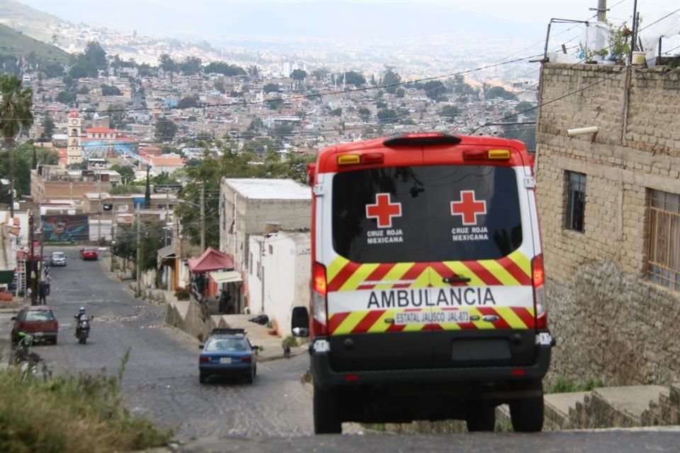 En el lugar fue encontrado un sujeto con heridas ocasionadas por impacto de proyectil de arma de fuego, además de que estaba amarrado de sus extremidades.