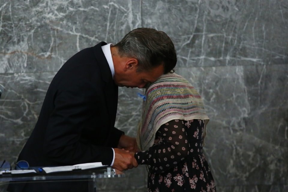 El Gobernador Pablo Lemus con Natividad Guerrero, una de las víctimas indirectas de desaparición. 