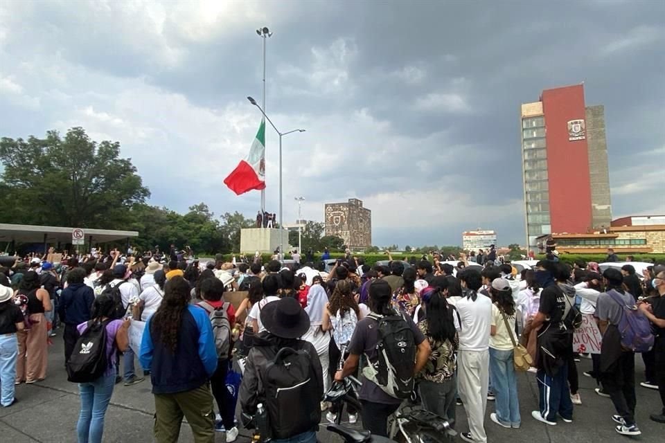 La 'marcha silenciosa' o 'por la paz' partió desde el CCH Plantel Sur en demanda de justicia.