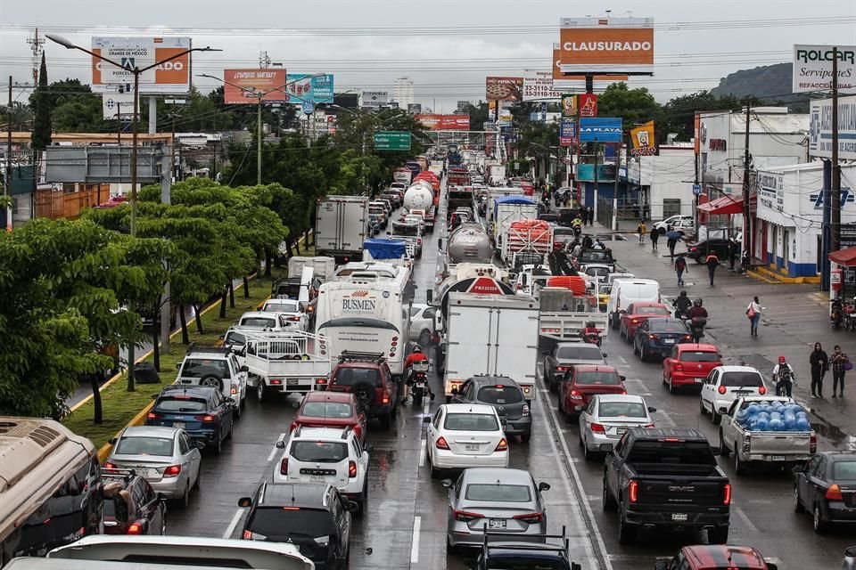 El Pleno del Ayuntamiento de Tlajomulco aprobó este miércoles vetar nuevos permisos para fraccionamientos en el corredor López Mateos, debido al caos que ya hay en la avenida.