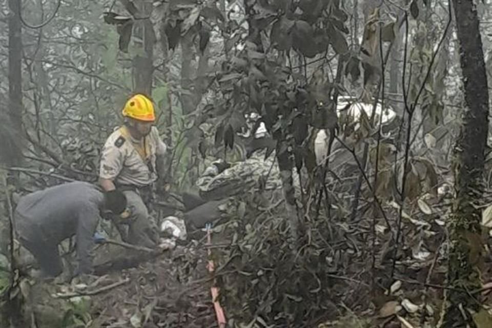 Recuperan cadáveres de las dos personas que tripulaban la aeronave de la CFE que se desplomó el lunes en San Sebastián del Oeste.