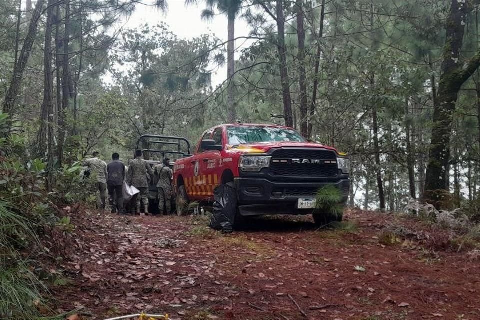 Recuperan cadáveres de las dos personas que tripulaban la aeronave de la CFE que se desplomó el lunes en San Sebastián del Oeste.
