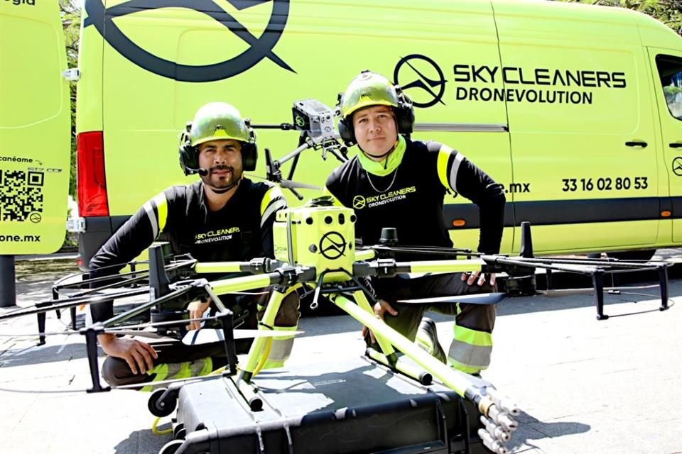 La empresa tapatía Skycleaners Dronevolution está innovando en México al transformar la limpieza de edificios usando drones.