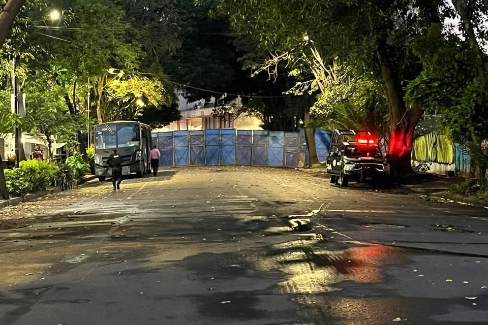 Este miércoles, la fachada de la Secretaría de Gobernación fue protegida con vallas, ante la posibilidad de protestas por el aniversario de la desaparición de estudiantes normalistas de Ayotzinapa.