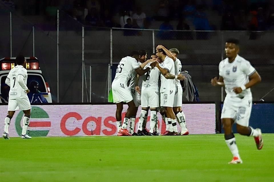 El cuadro queretano estuvo a punto de terminar con la racha invicta de Cruz Azul.