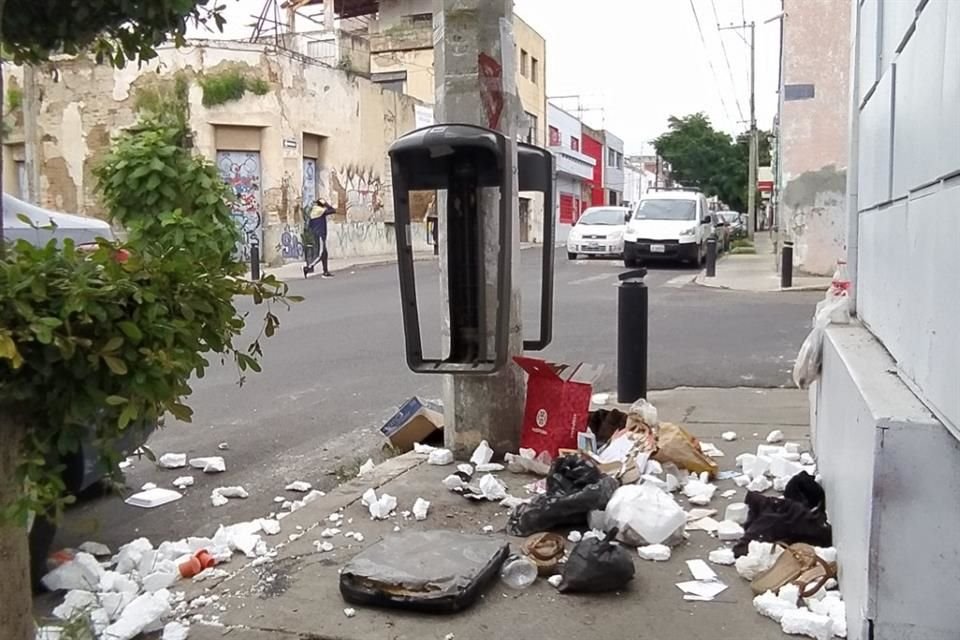 Como ya no está la papelera de la Calle Arista y Coronel Calderón, la basura quedó regada en la banqueta.