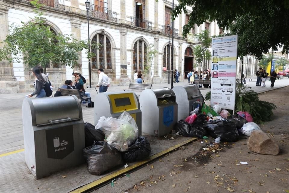 Los Puntos Limpios lucen invadidos de desechos, como el de la Calle Jesús González Ortega y San Felipe.