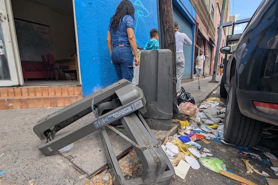 Entre la basura, así estaban ayer estas papeleras en Dionisio Rodríguez esquina José Fernando de Abascal y Sousa.