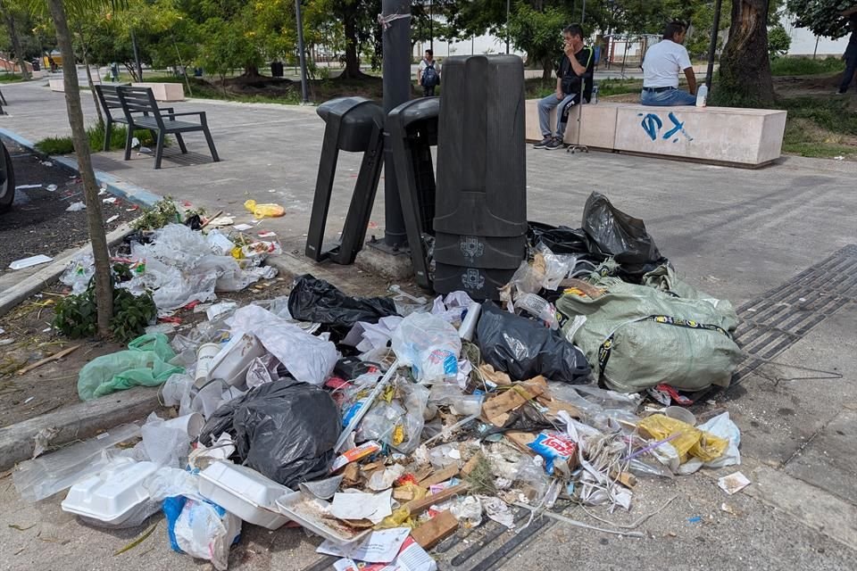 Apilados, y ya sin estar fijos en los postes, estaban estos contenedores en el Jardín Cabañas, Calle Dionisio Rodríguez esquina con Vicente Guerrero.