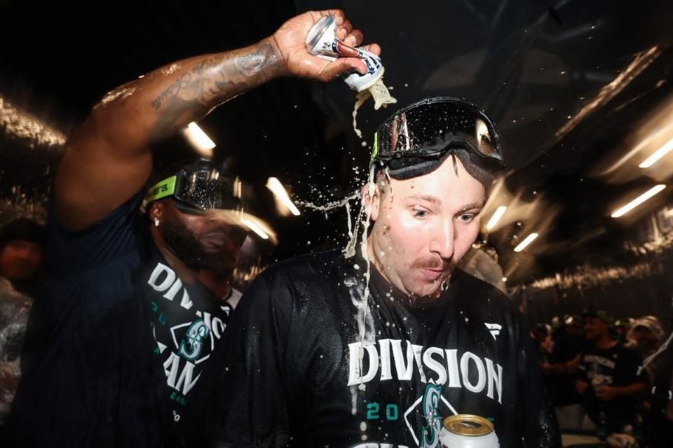 Randy festejó a lo grande bañando de cerveza a su compañero Cal Raleigh.