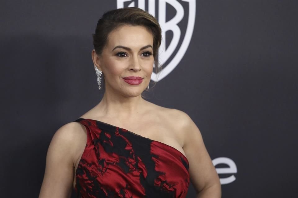 Alyssa Milano se quitó los implantes mamarios para liberarse de la sexualización de su cuerpo; 'hoy estoy liberando esas narrativas falsas'.