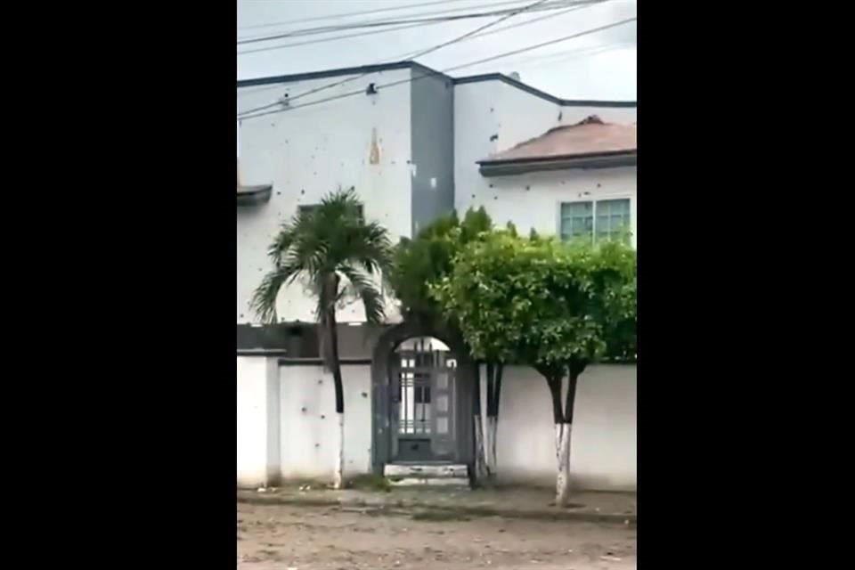 Imágenes difundidas en redes sociales muestran fachadas de inmuebles con impactos de bala.