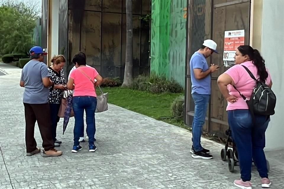 Las puertas del parque fueron cerradas repentinamente alrededor de las 11:40 horas.