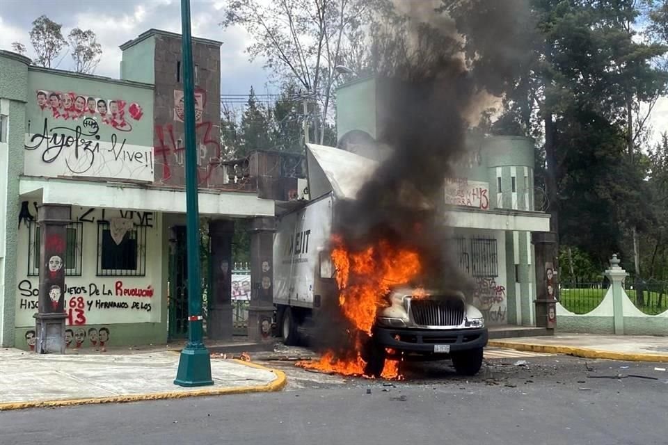 Los estudiantes exigen que el Ejército sea investigado por la desaparición de los 43.