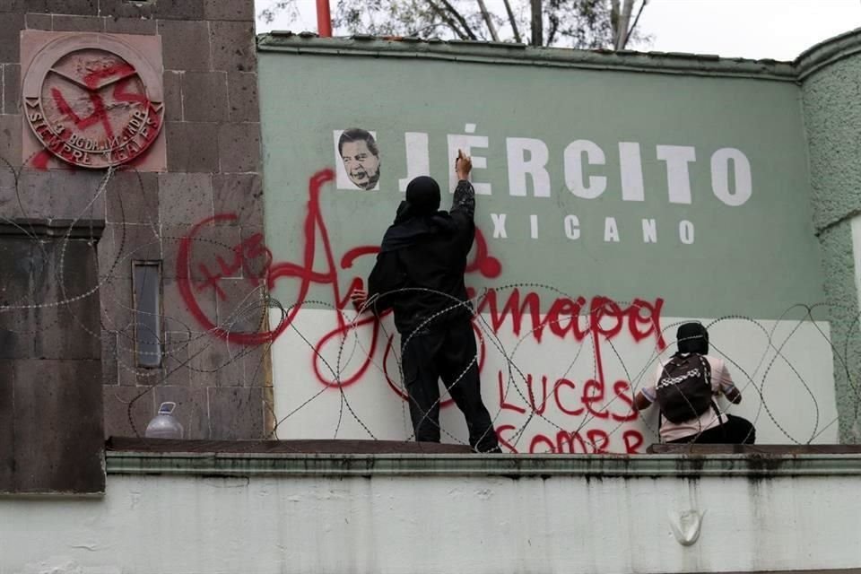 Las instalaciones del Ejército fueron vandalizadas.