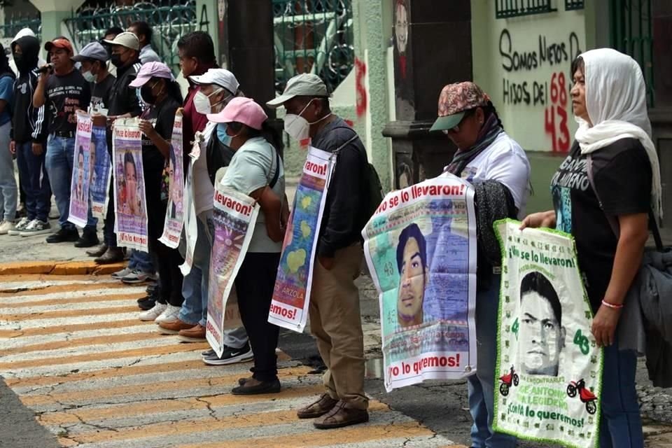 Los padres de los 43 se manifestaron en el Campo Militar.