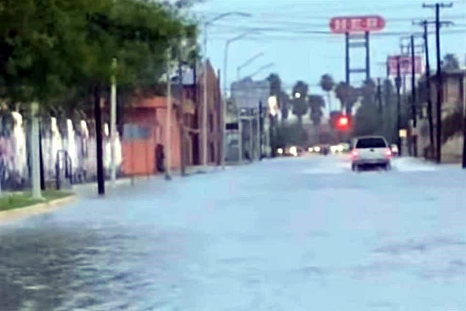Las fuertes lluvias que azotaron Nuevo Laredo esta mañana provocaron inundaciones en varias avenidas, además de vehículos varados.