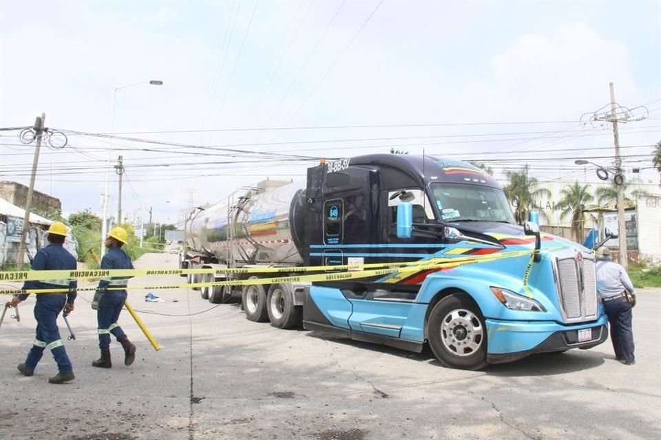 Mientras se llevaban a cabo los trabajos en el sitio, la zona fue cerrada para evitar otros accidentes.