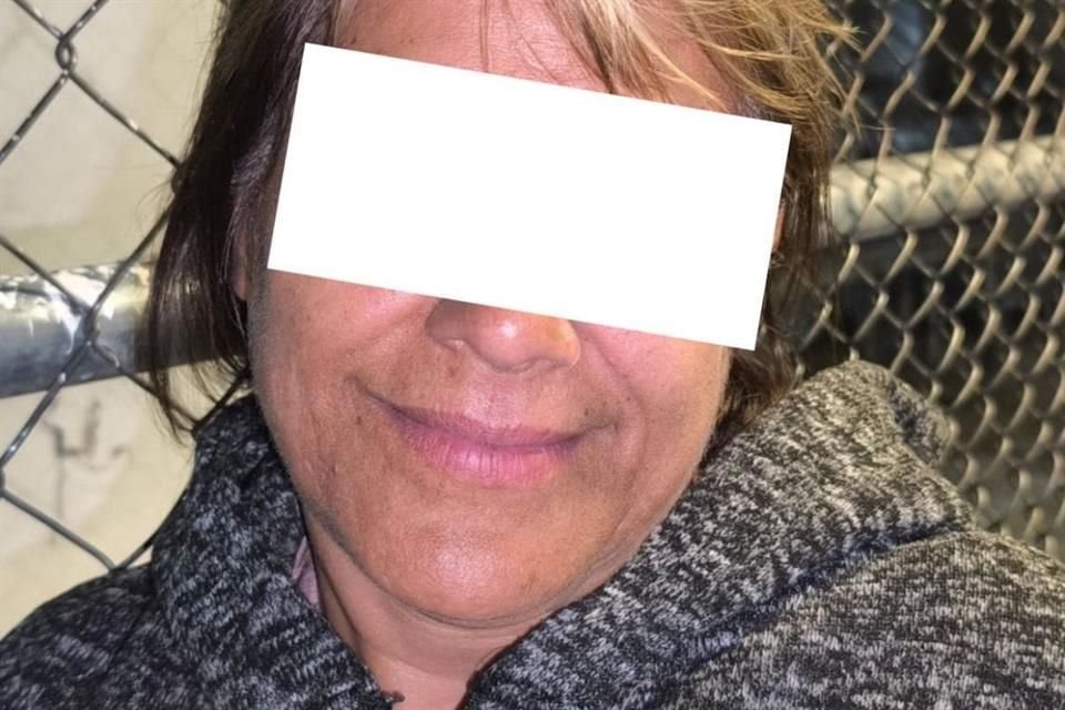 Una mujer que fue sorprendida tirando basura en la Colonia Lomas del Paraíso, fue sancionada con cinco horas de servicio comunitario.