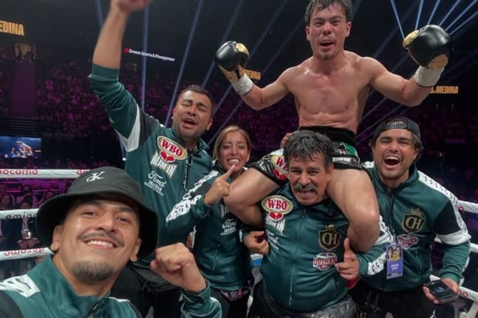 El festejo de 'Chispa' Medina y su equipo en Japón.