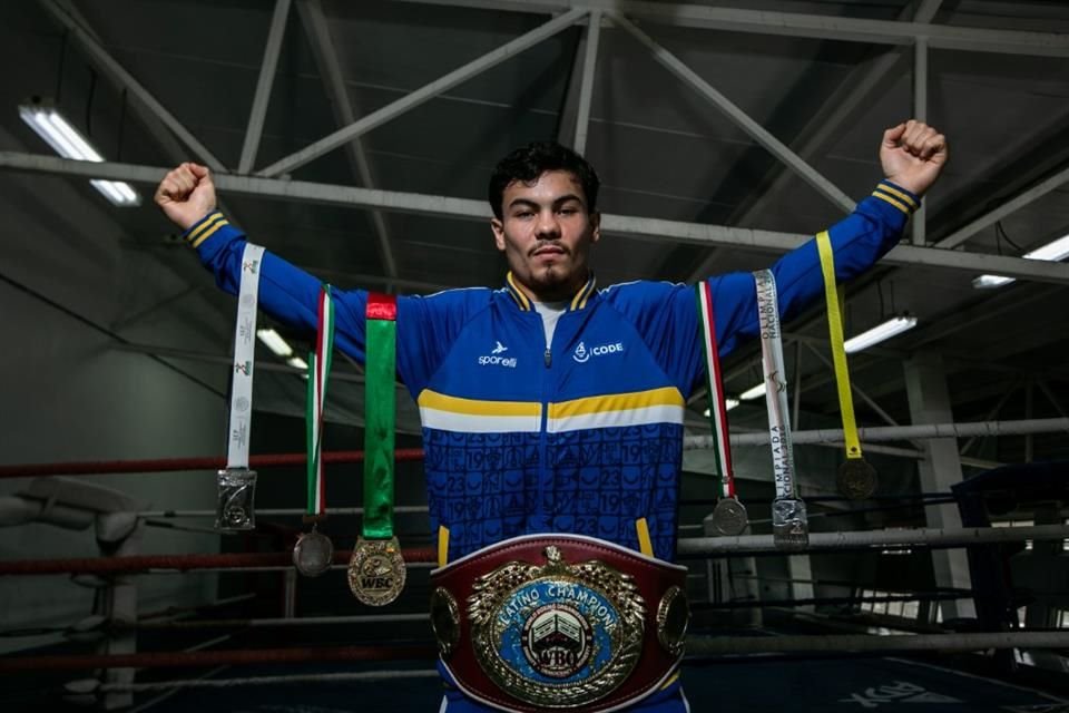 'Chispa' con las medallas como boxeador amateur y su título mundial.