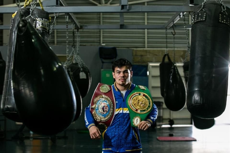 Christian 'Chispa' Medina con su título de peso Gallo de la Organización Mundial de Boxeo (OMB).