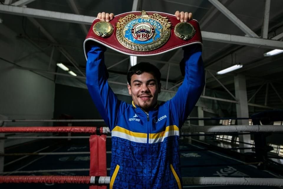 Christian 'Chispa' Medina con su título de peso Gallo de la Organización Mundial de Boxeo (OMB).