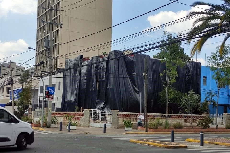 Casona con labores de construcción totalmente cubierta en plástico negro.  El inmueble, ubicado en Francisco Javier Gamboa 180, en la Colonia Arcos Vallarta, fue demolido el pasado 16 de agosto.