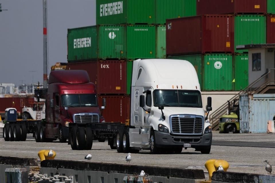 Camiones en una terminal de cargo en Los Ángeles, California, el 25 de septiembre 2025.