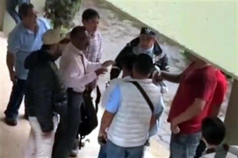 Autoridades de la FES Acatlán de la UNAM remitieron a tres personas ante el Ministerio Público de Naucalpan tras verse involucradas en una trifulca al interior del campus.