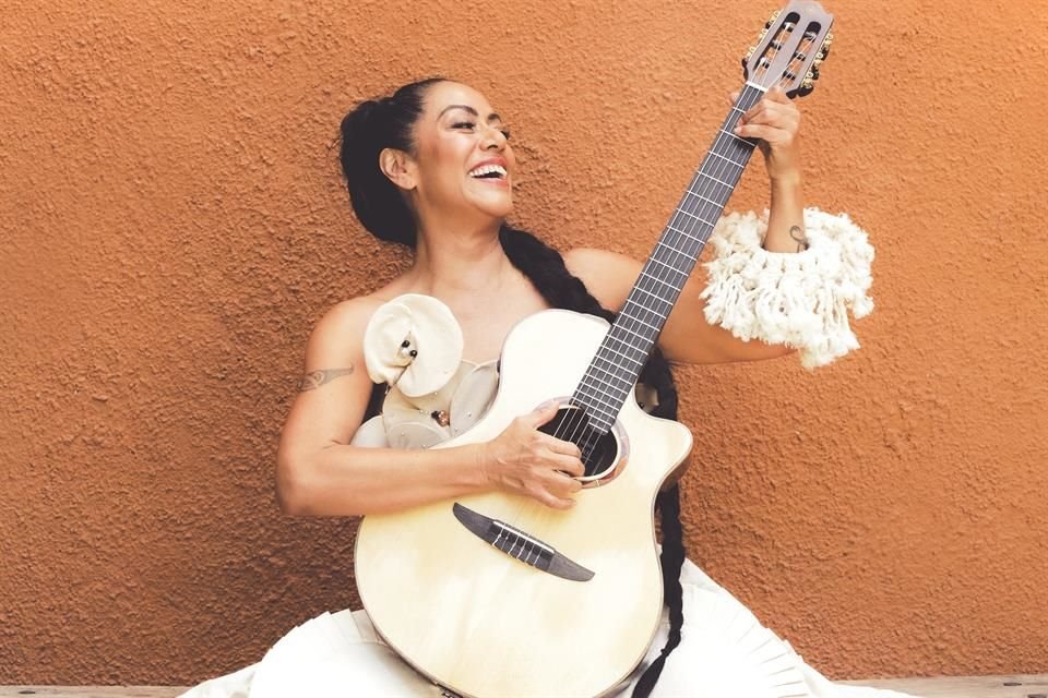 La cantante Lila Downs estará este viernes como invitada en la obra 'Lagunilla, Mi Barrio', al lado de Maribel Guardia y Ariel Miramontes.