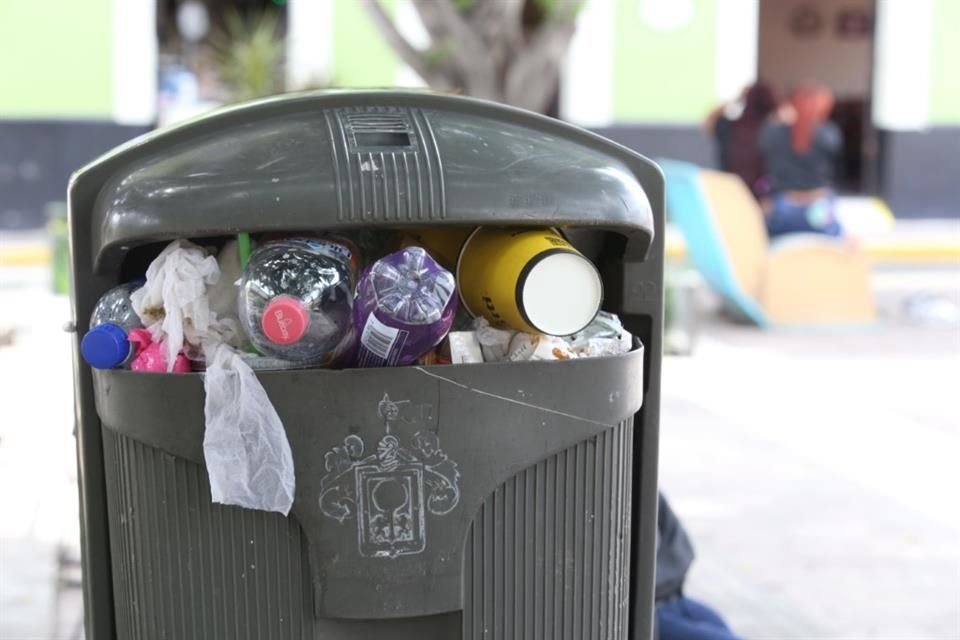 Ayer estaban hasta el tope de basura algunos contenedores, entre éstos, los ubicados en las Nueve Esquinas.