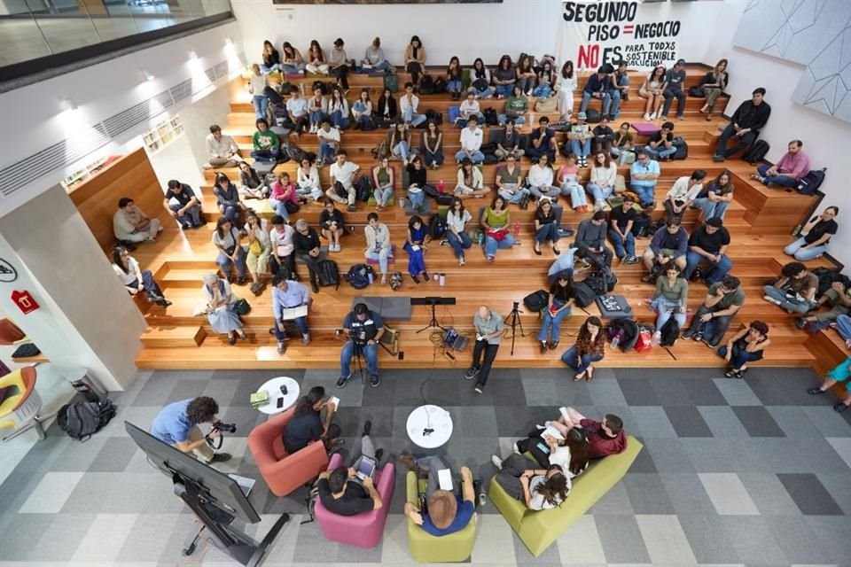 Los expertos analizaron el impacto de un segundo piso en López Mateos ante estudiantes del ITESO.