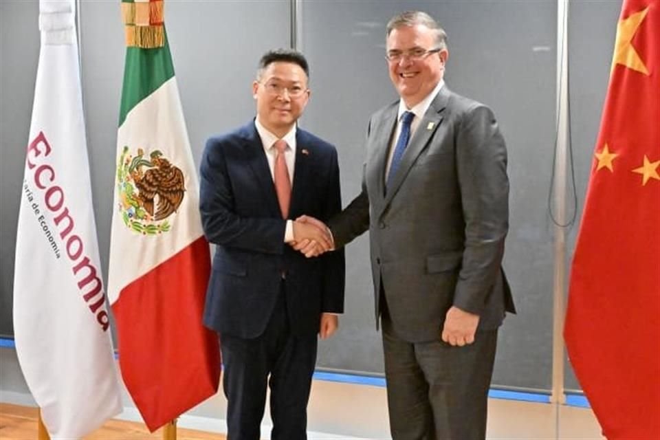 Marcelo Ebrard, Secretario de Economía y el Embajador de la República Popular China, Daojiang Chen.