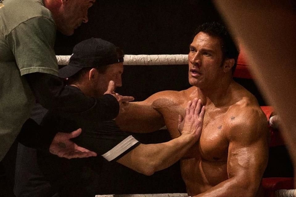 En 'La Máquina: The Smashing Machine', dirigida por Benny Safdie, Dwayne le da vida al luchador Mark Kerr, de la empresa de artes marciales mixtas UFC.