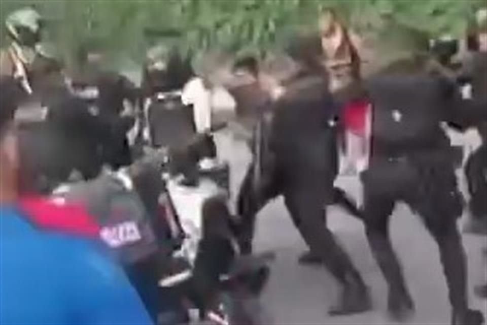 Motociclistas y elementos de la Policía del Estado se enfrentaron durante un operativo en Tlajomulco, en el cual aseguraron 15 motocicletas.